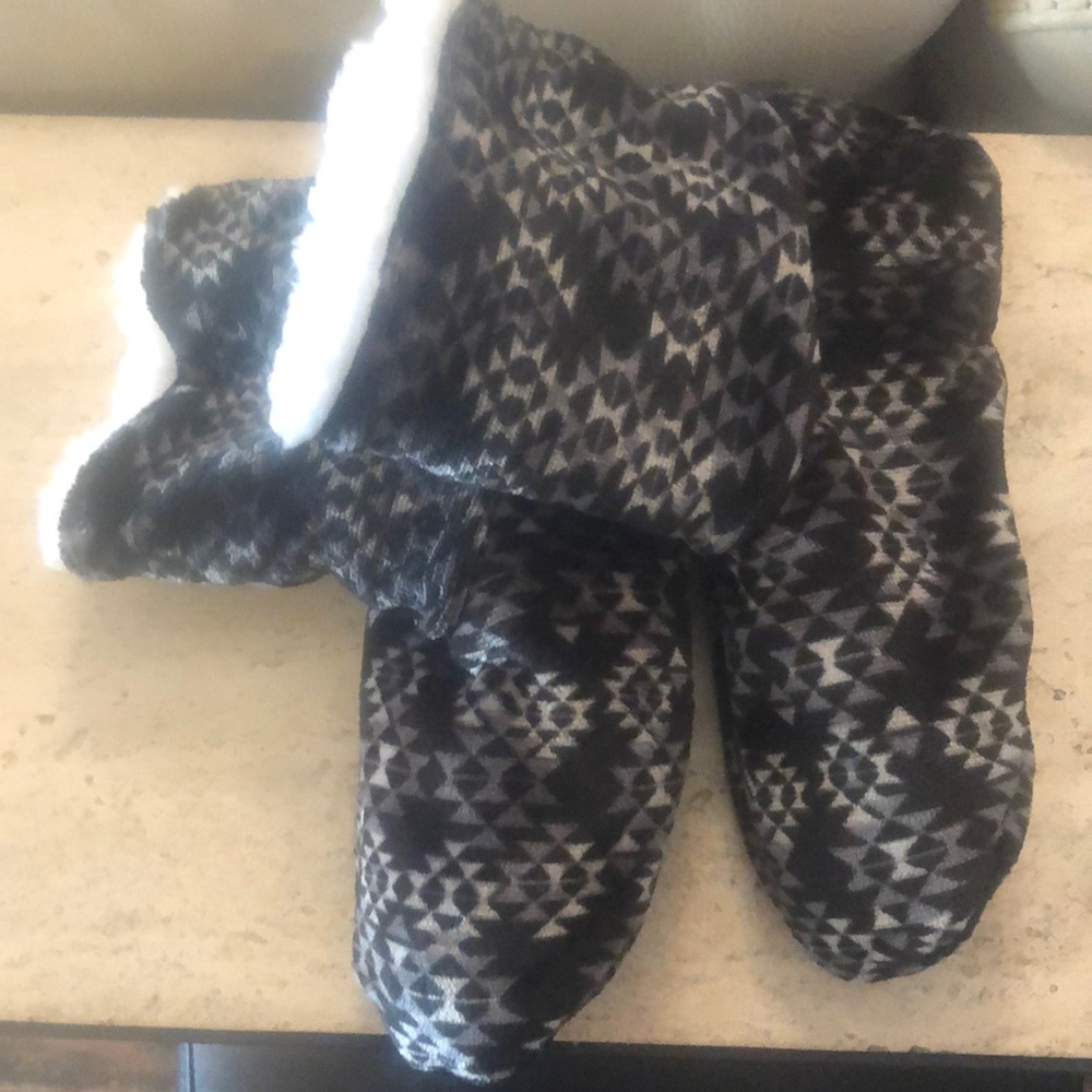Cuddl dud booties size M/L